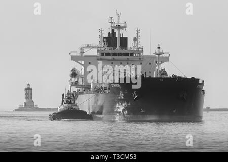 Photo en noir et blanc de la chimie/pétrole Transporteur de produits, STRIMON, assisté par des remorqueurs, l'entrée dans le Port de Los Angeles, Californie. USA. Banque D'Images