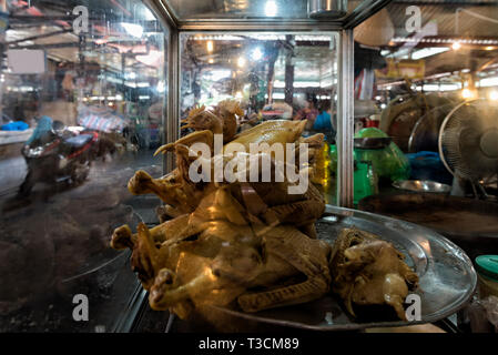 Affichage avec des poulets rôtis entiers sur le marché alimentaire à Hanoi Banque D'Images