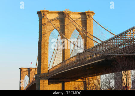 Le Pont de Brooklyn à l'ouest en direction de Manhattan de la côté de Brooklyn Banque D'Images