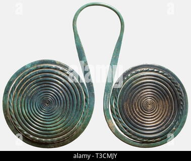 Un grand double pendentif, l'Europe centrale, de l'Âge de Bronze, ca. 1000 B.C. Bronze avec amende, vert émeraude noble patine. Double spirale ouvragé avec boucle de suspension centrale. Le fil de bronze torsadée partiellement, le front orné d'un motif géométrique finement incisés. Le côté droit avec le crack. Largeur 21,5 cm., historique, historique monde antique, antiquité, antiquité, objet, objets, alambics, clipping, cut out, cut-out, cut-outs,-Additional-Rights Clearance-Info-Not-Available Banque D'Images