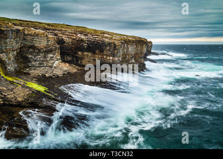 Mer forte à la falaise de Deerness, Orkney Islands. Banque D'Images