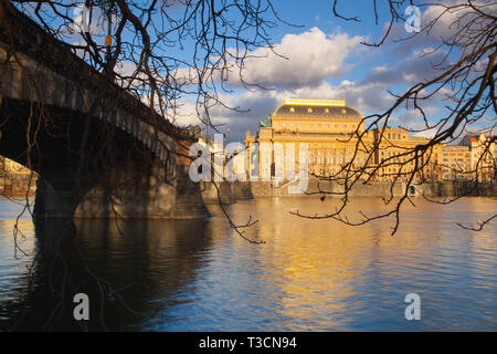 Prague, République tchèque - Mars 3,2017 : vue sur le pont de la Légion et Théâtre National après la pluie.L'arche des ponts de Prague sur la rivière Vltava sont n Banque D'Images