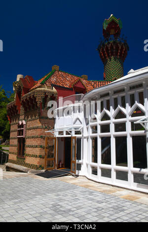 Comillas, Espagne - 3 juillet 2017 : Palais de El Capricho ou Villa Quijano par l'architecte Gaudi en style moderne, avec des touristes dans le village de Comil Banque D'Images