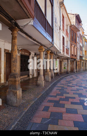 Aviles, Espagne - 4 juillet, 2017 : Arcades et colonnes dans la célèbre ville antique d'Aviles , Espagne. Aviles est avec Oviedo et Gijón, l'une des principales villes de Banque D'Images