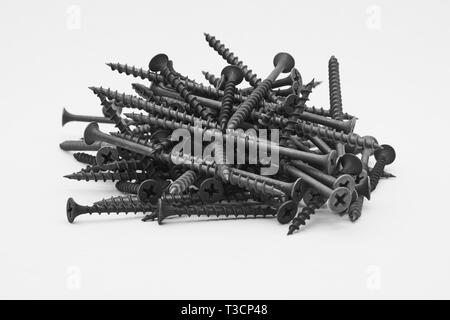 Un tas de vis isolé sur fond blanc Banque D'Images