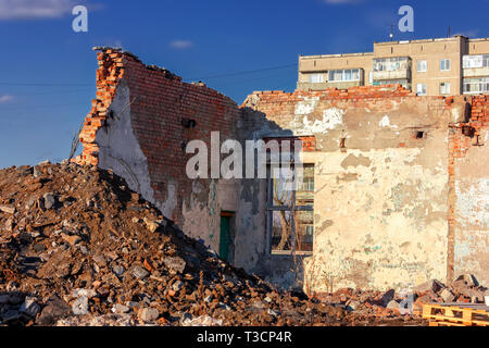 Les ruines d'un bâtiment détruit dans la ville dans le contexte d'un ciel bleu. La double-ISO photo. Banque D'Images