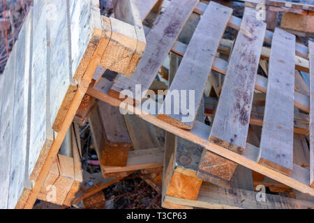 Les ruines d'un bâtiment détruit dans la ville dans le contexte d'un ciel bleu. La double-ISO photo. Banque D'Images