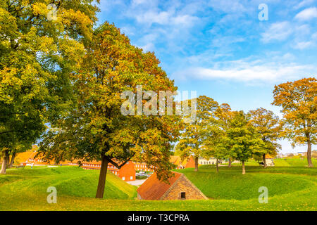 En forme d'étoiles Kastellet forteresse du xviie siècle avec remparts, musée, vieux bâtiments, moulin, avec le feuillage jaune sur les arbres, de Copenhague à l'automne. Banque D'Images