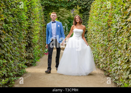 Charmant couple dans le jardin Wallenstein à Prague, République Tchèque Banque D'Images