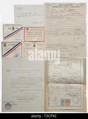 Le Maréchal Philippe Pétain (1856 - 1951), documents personnels en date du quatre séries de cartes d'identité personnelles (1932, 1934, 1939, 1940), une note de 1880 comme lieutenant des Chasseurs à pied, 9 cartes de visite : en tant que commandant du bataillon, le Lieutenant-colonel (2x), le colonel, commandant de la 4e Brigade d'infanterie, Ministre de la guerre, Vice-président du Conseil, l'Ambassadeur et Chef de l'Etat, copie de la loi du 24 mars 1941 avec Pétain note écrite par main, 'Copier', signé par Bouthillier comme ministre des Finances (paiement de la pension à l'épouse de Pétain dans le cas de la mort du maréchal) wit, No-Exclusive Editorial-Use-Utilisation | seule Banque D'Images