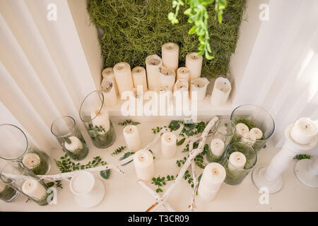 Arrière-plan de bougies. Bougies multicolores. Bougie arome.Beaux objets d'art. Une belle vue, un arrière-plan, interiorwith grandes bougies blanches.romantic Banque D'Images