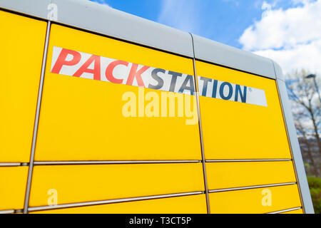 NUREMBERG / ALLEMAGNE - 7 avril, 2019 : DHL Packstation se tient dans une rue de Nuremberg. Packstation signifie poste d'emballage. Banque D'Images