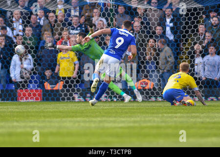 6 avril 2019, St Andrew's, Birmingham, Angleterre ; Sky Bet EFL Championship Birmingham City vs Leeds United ; Che Adams (9) de la ville de Birmingham scores pour le rendre 1-0 à Birmingham City Crédit : Gareth Dalley/News Images images Ligue de football anglais sont soumis à licence DataCo Banque D'Images