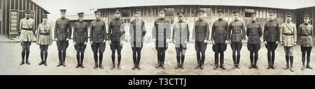 Le général de division avec Hale et attaché personnel officiers français, 84e Division, Camp, Zachary Taylor, Louisville, Kentucky, USA, Caufield & Shook, 1917 Banque D'Images