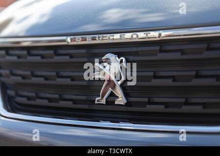 NUREMBERG / ALLEMAGNE - 7 avril, 2019 : logo Peugeot Peugeot sur une voiture à un concessionnaire automobile à Nuremberg. Banque D'Images