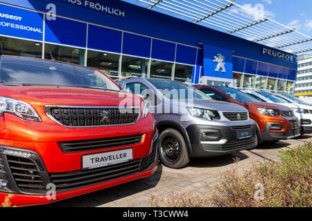 NUREMBERG / ALLEMAGNE - 7 avril, 2019 : logo Peugeot Peugeot sur une voiture à un concessionnaire automobile à Nuremberg. Banque D'Images