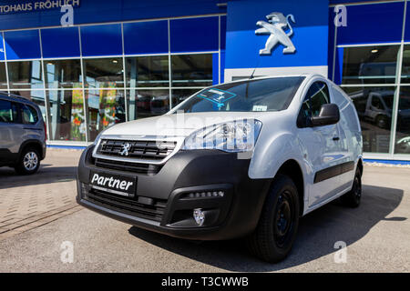 NUREMBERG / ALLEMAGNE - 7 avril, 2019 : logo Peugeot Peugeot sur une voiture à un concessionnaire automobile à Nuremberg. Banque D'Images