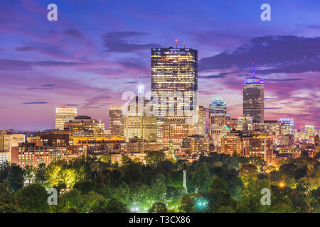 Boston, Massachusetts, USA Centre-ville sur le parc au crépuscule. Banque D'Images