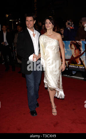 LOS ANGELES, CA. 10 décembre 2001 : Acteur Tom Cruise & copine actrice PENELOPE CRUZ lors de la première mondiale, à Hollywood, de leur nouveau film Vanilla Sky. © Paul Smith/Featureflash Banque D'Images