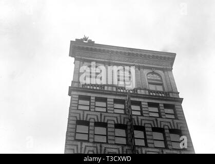 J. Reynolds, Acrobat performing acrobatique et numéros d'équilibre au-dessus du bâtiment au-dessus de la 9e rue NW à Washington D.C. ca. 1917 Banque D'Images