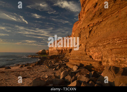 Les vagues de l'océan Pacifique s'écraser sur le long des rives rocheuses célèbre Sunset Cliffs, Point Loma, San Diego, CA, USA Banque D'Images