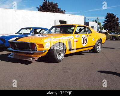 Ford Mustang Orange voiture de course Trans-Am à Watkins Glen, NY courses historiques. La fin de 1969 ou 1970 Mustang très compétitifs. Banque D'Images