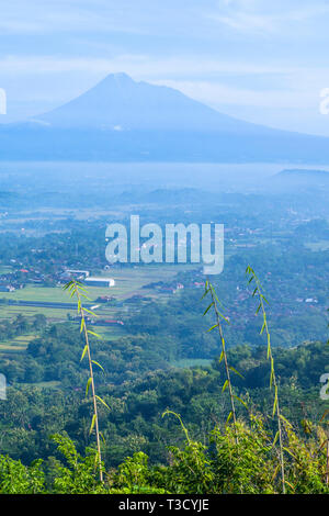 Bassin de Yogyakarta et volcan Merapi se dessinent dans le lointain. Merapi est un monument de Yogya Banque D'Images