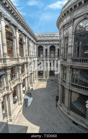 La ville de Mexico, Mexique - Mars 10, 2019 : l'intérieur du Museo Nacional de Arte (MUNAL) ancien palais des Communications de la ville de Mexico. Banque D'Images