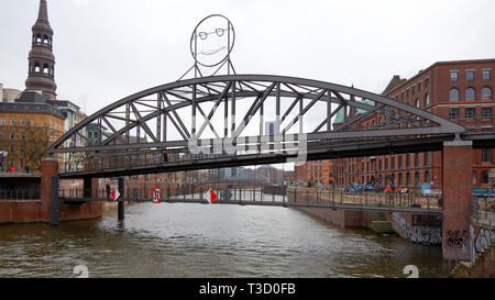 Face publique sur le Kibbelstegbrücke évaluer l'humeur des gens de HafenCity à l'aide d'un logiciel de reconnaissance faciale appliquée à des images de vidéosurveillance Banque D'Images