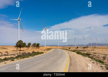 Les éoliennes à un nouveau parc d'éoliennes à côté de la route principale dans le gouvernorat de Ma'an en Jordanie. Banque D'Images