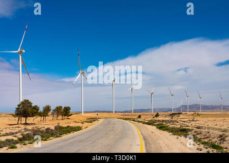 Les éoliennes à un nouveau parc d'éoliennes à côté de la route principale dans le gouvernorat de Ma'an en Jordanie. Banque D'Images