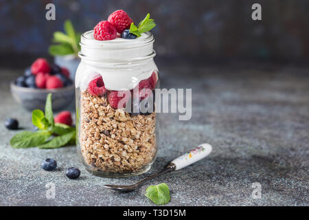 Parfait Granola aux fruits rouges Banque D'Images