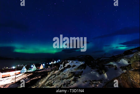 Northern Lights sur le village Inuit, fjord et montagnes, à proximité de la ville de Nuuk, Groenland Banque D'Images