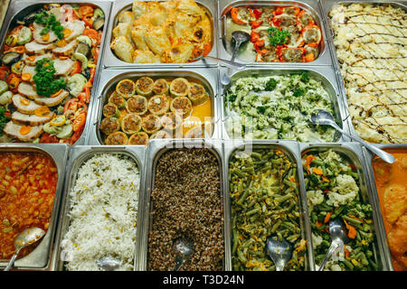 Table de banquet avec chauffage lave, dans la salle à manger Banque D'Images