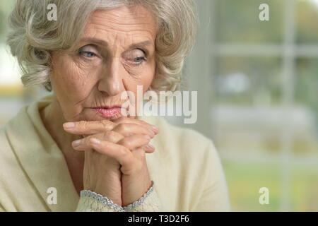 Portrait de sad senior woman Banque D'Images