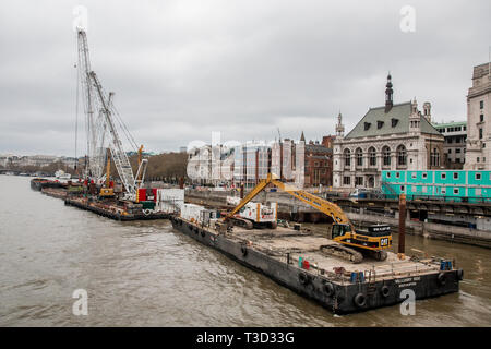 La plate-forme construction flottante sur la tamise Londres Banque D'Images