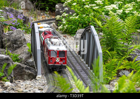 Chemin de fer modèle l'installation sur l'île aux fleurs de Mainau, sur le lac de Constance, Allemagne, Europe. Banque D'Images