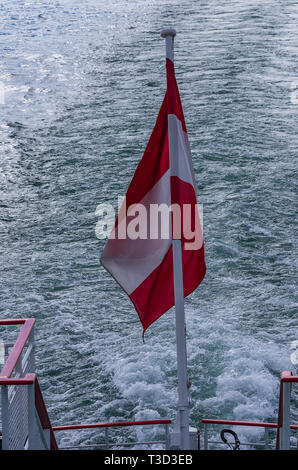 Drapeau autrichien se flaccidly à la poupe d'un bateau d'excursion sur le lac de Constance, Allemagne. Banque D'Images