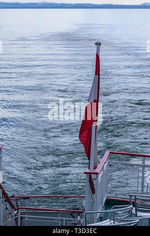 Drapeau autrichien se flaccidly à la poupe d'un bateau d'excursion sur le lac de Constance, Allemagne. Banque D'Images