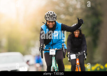 Femme Black British cycling et giving Thumbs up sign UK Banque D'Images