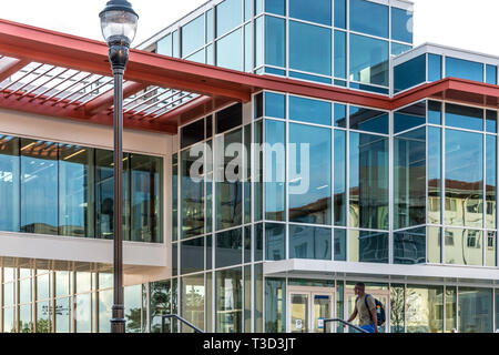 College student in front of Emory University campus à Atlanta, Géorgie. (USA) Banque D'Images