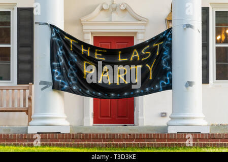 'La dernière partie pend' entre les colonnes avant d'une fraternité house sur le campus de l'Université d'Emory peu avant le diplôme d'études collégiales. Banque D'Images