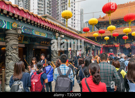 Les fidèles des Sik Sik Yuen Wong Tai Sin Temple, un temple Taoïste à New Kowloon, Hong Kong, Chine Banque D'Images