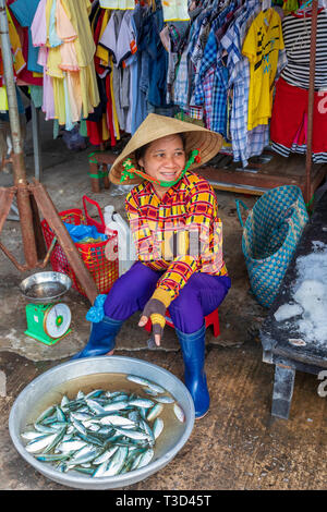 Vietnamese woman selling poissons fraîchement pêchés à la rue marché au Cau Dinh, Phu Quoc Island, Vietnam, Asie Banque D'Images