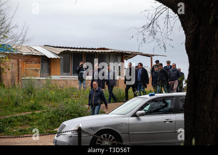 Palerme, Italie. Le 05 Avr, 2019. Leoluca Orlando, maire de Palerme, au cours de l'expulsion du camp nomade. Crédit : Antonio Melita/Pacific Press/Alamy Live News Banque D'Images