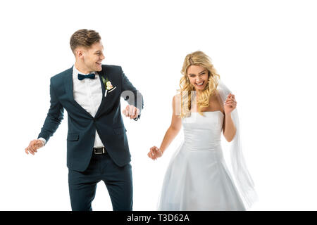 Happy smiling groom dancing avec happy bride isolated on white Banque D'Images
