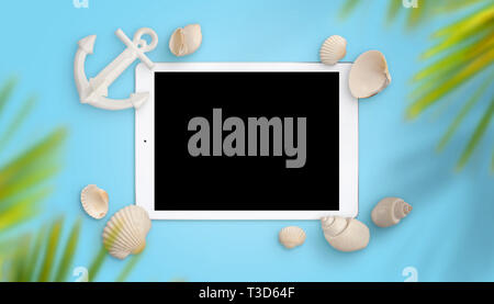 Maquette tablette entouré de coquillages et de l'ancre de bateau. Palmier au-dessus. Fond bleu. Concept de promotion de l'app des voyages d'été. Banque D'Images