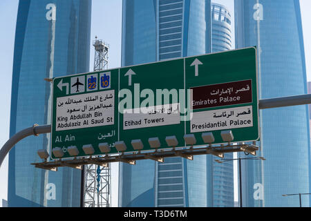Abu Dhabi, UAE - 30 mars. En 2019. La signalisation routière sur fond de gratte-ciel Banque D'Images