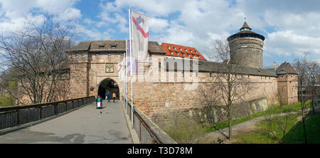 Les femmes gate tower (allemand : Frauentorturm) au cour des artisans (Handwerkerhof) allemand : à l'enrichissement de la ville, vieille ville de Nuremberg, Bavière, Allemagne Banque D'Images