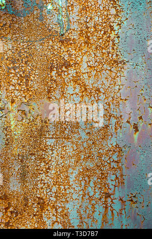 La texture de vieux métal rouillé, peint en blanc qui devient orange de la rouille. Texture verticale de fissures et pelures de peinture sur l'acier rouillé Banque D'Images